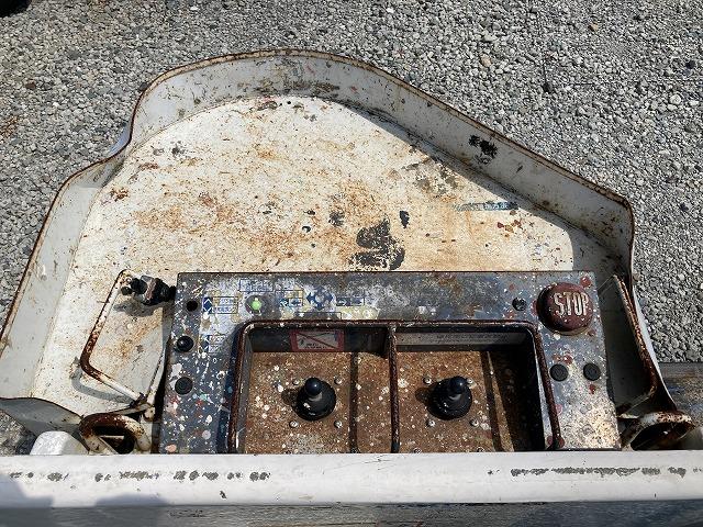 エルフトラック ・アイチＳＳ１２・高所作業車・６ＭＴ・電工バケット　・坂道発進補助装置・電格ミラー・キーレス・メッキパーツ（12枚目）