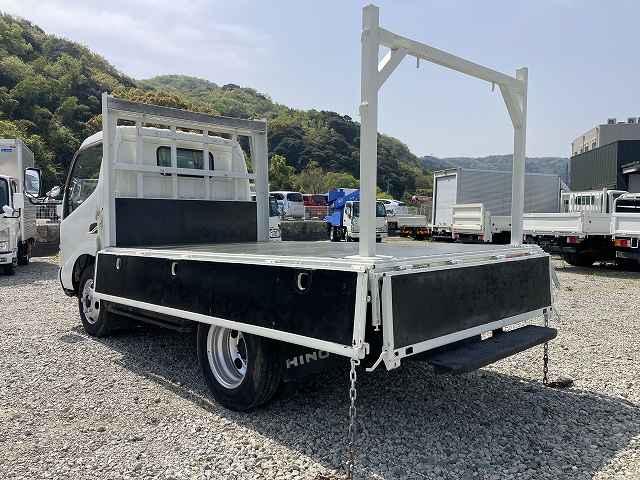 デュトロ ・３ｔ積・５ＭＴ・平ボディ・３ペダル・坂道発進補助装置　・電格ミラー・ＥＴＣ・荷台鉄板張り・ロープ穴３対・荷台架装物（取外し式）・ゲートチェーン・荷台内寸　Ｌ３１１３　Ｗ１７９８　Ｈ３７６（16枚目）