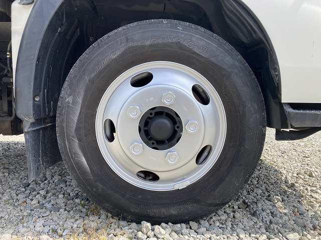 デュトロ ・３ｔ積・５ＭＴ・平ボディ・３ペダル・坂道発進補助装置　・電格ミラー・ＥＴＣ・荷台鉄板張り・ロープ穴３対・荷台架装物（取外し式）・ゲートチェーン・荷台内寸　Ｌ３１１３　Ｗ１７９８　Ｈ３７６（32枚目）