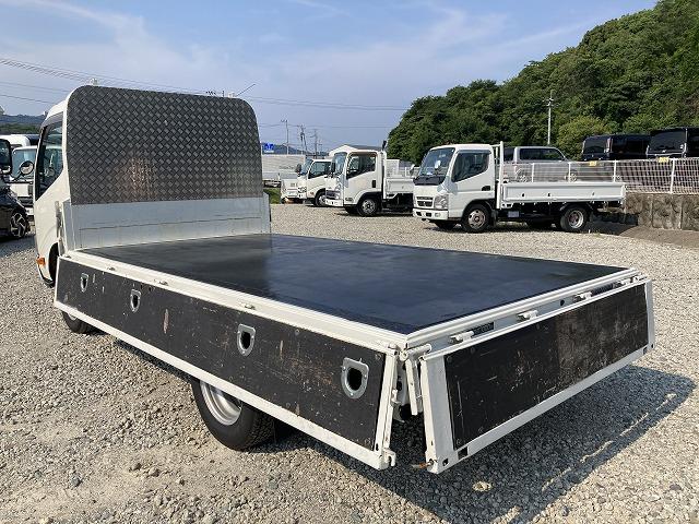 デュトロ ３ｔ積・標準セミロング・６ＭＴ・平・ＬＥＤライト　荷台鉄板張り・プリクラッシュブレーキ・レーンディパーチャーアラート・クリアランスソナー・電格ミラー・メッキパーツ・ステアリングスイッチ・ＥＴＣ・ロープ穴４対・ミラー型バックモニター（13枚目）