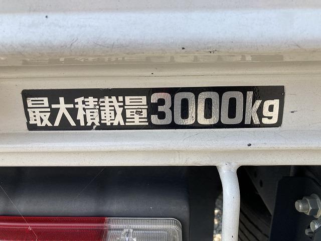 デュトロ ３ｔ積・標準セミロング・６ＭＴ・平・ＬＥＤライト　荷台鉄板張り・プリクラッシュブレーキ・レーンディパーチャーアラート・クリアランスソナー・電格ミラー・メッキパーツ・ステアリングスイッチ・ＥＴＣ・ロープ穴４対・ミラー型バックモニター（18枚目）