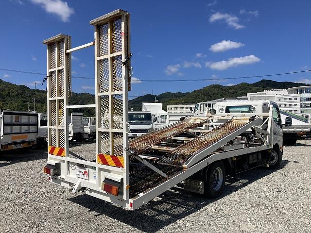 デュトロ ２台積・キャリアカー・花見台・６ＭＴ・３．５ｔ積　２台積・キャリアカー・花見台・６ＭＴ・３．５ｔ積・メッキパーツ・ウィンチ付・坂道発進補助装置・エコモードスイッチ・カラーバックモニター・ＥＴＣ（8枚目）