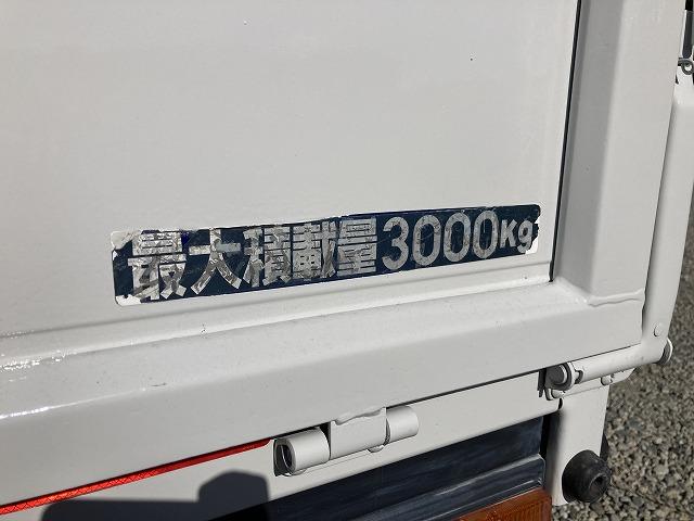 キャンター ３ｔ積・標準ロング・平ボディ・衝突軽減ブレーキ・５ＭＴ　３ｔ積・標準ロング・平ボデ・衝突軽減ブレーキ・５ＭＴ・レーンディパーチャーアラート・ＬＥＤヘドランプ＆フォグ・スマートキー・ＥＴＣ・電格ミラー・鳥居鉄板張り・荷台内寸　Ｌ４３５３　Ｗ１７９４　Ｈ３７５（25枚目）