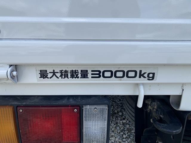 エルフトラック ３ｔ積・ワイドロング・平ボディ・６ＭＴ　３ｔ積・ワイドロング・平ボディ・６ＭＴ・坂道発進補助装置・電格ミラー・メッキパーツ・キーレス・ロープ穴３対・サポートゲート・ＡＳＲ・フォグ・ゲートチェーン・荷台内寸　Ｌ４３６６　Ｗ２００２　Ｈ３８０（16枚目）