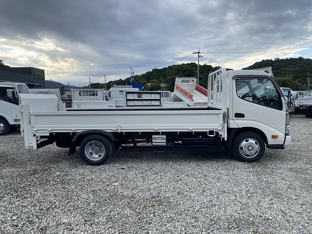デュトロ １．９５ｔ積・垂直パワーゲート・標準ロング・６ＭＴ・荷台鉄板　１．９５ｔ積・極東製垂直パワーゲート・Ｖ６０１Ｂ－１ＭＲＴ２・標準ロング・６ＭＴ・荷台鉄板・プリクラ・レーンディパーチャーアラート・クラリオンナビ・坂道発進補助装置・電格ミラー・ＥＴＣ・サポートゲート（5枚目）