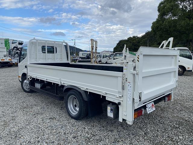 デュトロ １．９５ｔ積・垂直パワーゲート・標準ロング・６ＭＴ・荷台鉄板　１．９５ｔ積・極東製垂直パワーゲート・Ｖ６０１Ｂ－１ＭＲＴ２・標準ロング・６ＭＴ・荷台鉄板・プリクラ・レーンディパーチャーアラート・クラリオンナビ・坂道発進補助装置・電格ミラー・ＥＴＣ・サポートゲート（6枚目）