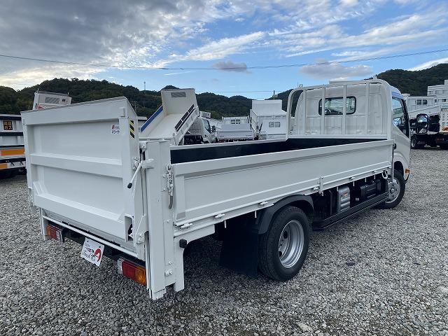 デュトロ １．９５ｔ積・垂直パワーゲート・標準ロング・６ＭＴ・荷台鉄板　１．９５ｔ積・極東製垂直パワーゲート・Ｖ６０１Ｂ－１ＭＲＴ２・標準ロング・６ＭＴ・荷台鉄板・プリクラ・レーンディパーチャーアラート・クラリオンナビ・坂道発進補助装置・電格ミラー・ＥＴＣ・サポートゲート（8枚目）