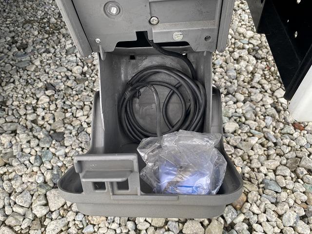 デュトロ １．９５ｔ積・垂直パワーゲート・標準ロング・６ＭＴ・荷台鉄板　１．９５ｔ積・極東製垂直パワーゲート・Ｖ６０１Ｂ－１ＭＲＴ２・標準ロング・６ＭＴ・荷台鉄板・プリクラ・レーンディパーチャーアラート・クラリオンナビ・坂道発進補助装置・電格ミラー・ＥＴＣ・サポートゲート（26枚目）