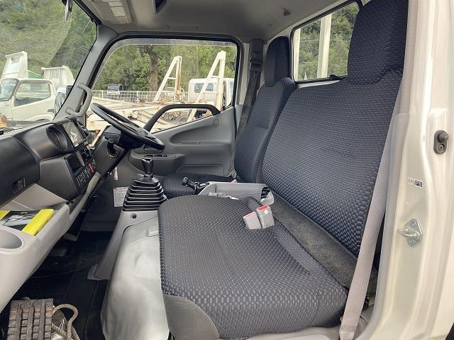 デュトロ １．９５ｔ積・垂直パワーゲート・標準ロング・６ＭＴ・荷台鉄板　１．９５ｔ積・極東製垂直パワーゲート・Ｖ６０１Ｂ－１ＭＲＴ２・標準ロング・６ＭＴ・荷台鉄板・プリクラ・レーンディパーチャーアラート・クラリオンナビ・坂道発進補助装置・電格ミラー・ＥＴＣ・サポートゲート（37枚目）