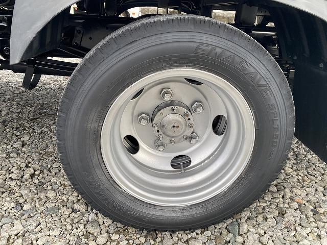 デュトロ １．９５ｔ積・垂直パワーゲート・標準ロング・６ＭＴ・荷台鉄板　１．９５ｔ積・極東製垂直パワーゲート・Ｖ６０１Ｂ－１ＭＲＴ２・標準ロング・６ＭＴ・荷台鉄板・プリクラ・レーンディパーチャーアラート・クラリオンナビ・坂道発進補助装置・電格ミラー・ＥＴＣ・サポートゲート（50枚目）