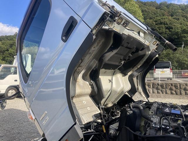 キャンター ２．６ｔ積・積載車・ラジコン・カスタム・５ＭＴ　２．６ｔ積・積載車・ラジコン・カスタム・ＮＥ０５（同年式）・メッキパーツ・ミツビシナビ・ＥＴＣ・ウィンチ・車検８年１０月まで・荷台内寸　Ｌ５７１０　Ｗ２０６０（17枚目）