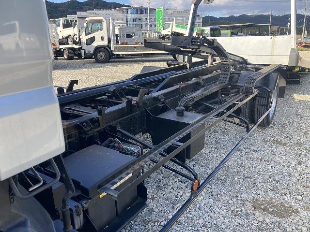 キャンター ２．６ｔ積・積載車・ラジコン・カスタム・５ＭＴ　２．６ｔ積・積載車・ラジコン・カスタム・ＮＥ０５（同年式）・メッキパーツ・ミツビシナビ・ＥＴＣ・ウィンチ・車検８年１０月まで・荷台内寸　Ｌ５７１０　Ｗ２０６０（27枚目）