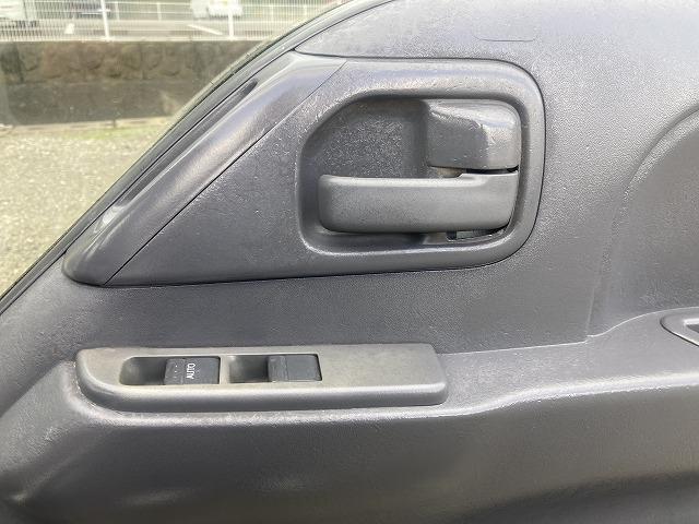 エルフトラック 3t積・平ボディ 3t積 平ボディ AT 荷台鉄板張り メッキパーツ 電悪ミラー ASR バイザー マット 荷台内寸 L3127 W1626 H386(30枚目)