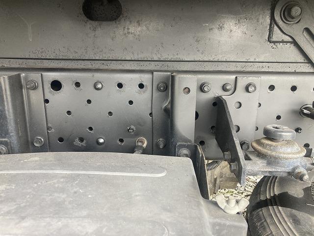 エルフトラック 3t積・平ボディ 3t積 平ボディ AT 荷台鉄板張り メッキパーツ 電悪ミラー ASR バイザー マット 荷台内寸 L3127 W1626 H386(37枚目)