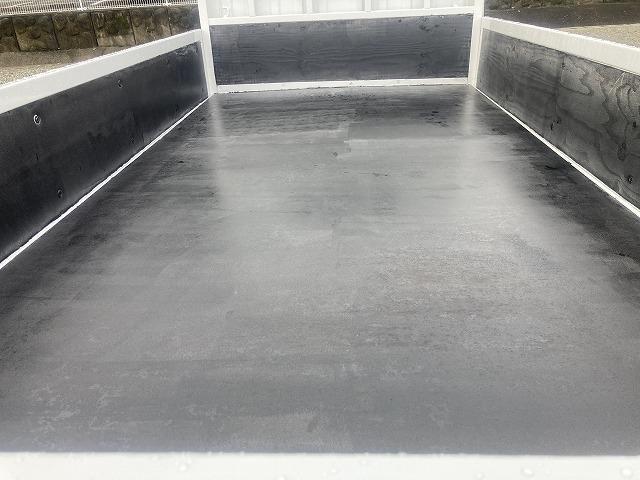 エルフトラック 3t積・平ボディ 3t積 平ボディ AT 荷台鉄板張り メッキパーツ 電悪ミラー ASR バイザー マット 荷台内寸 L3127 W1626 H386(48枚目)