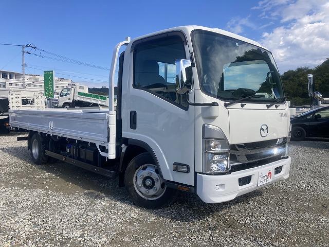 タイタントラック ２ｔ積・ワイド・超ロング・平ボディ・ＡＥＢＳカメラ　２ｔ積　ワイド　超ロング　平ボディ　ＡＥＢＳカメラ　プリクラッシュセーフティ　レーンディパーチャーアラート　坂道発進補助装置　メッキパーツ　Ｂｌｕｅｔｏｏｔｈ付オーディオ　キーレス　超ロング５ｍボディ（3枚目）