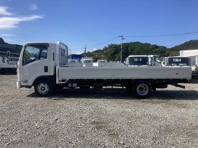 タイタントラック ２ｔ積・ワイド・超ロング・平ボディ・ＡＥＢＳカメラ　２ｔ積　ワイド　超ロング　平ボディ　ＡＥＢＳカメラ　プリクラッシュセーフティ　レーンディパーチャーアラート　坂道発進補助装置　メッキパーツ　Ｂｌｕｅｔｏｏｔｈ付オーディオ　キーレス　超ロング５ｍボディ（4枚目）