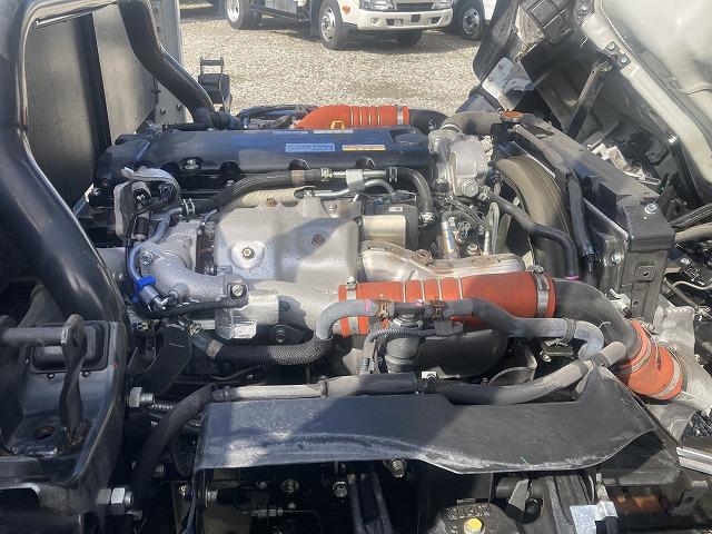 タイタントラック ２ｔ積・ワイド・超ロング・平ボディ・ＡＥＢＳカメラ　２ｔ積　ワイド　超ロング　平ボディ　ＡＥＢＳカメラ　プリクラッシュセーフティ　レーンディパーチャーアラート　坂道発進補助装置　メッキパーツ　Ｂｌｕｅｔｏｏｔｈ付オーディオ　キーレス　超ロング５ｍボディ（18枚目）