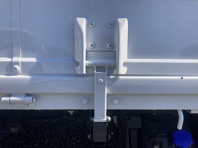 タイタントラック ２ｔ積・ワイド・超ロング・平ボディ・ＡＥＢＳカメラ　２ｔ積　ワイド　超ロング　平ボディ　ＡＥＢＳカメラ　プリクラッシュセーフティ　レーンディパーチャーアラート　坂道発進補助装置　メッキパーツ　Ｂｌｕｅｔｏｏｔｈ付オーディオ　キーレス　超ロング５ｍボディ（24枚目）