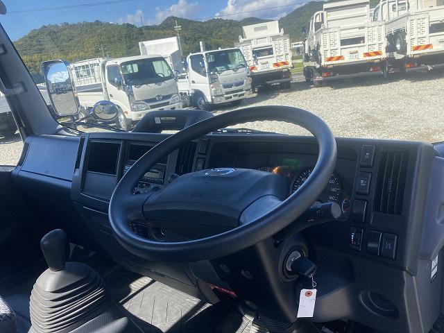 タイタントラック ２ｔ積・ワイド・超ロング・平ボディ・ＡＥＢＳカメラ　２ｔ積　ワイド　超ロング　平ボディ　ＡＥＢＳカメラ　プリクラッシュセーフティ　レーンディパーチャーアラート　坂道発進補助装置　メッキパーツ　Ｂｌｕｅｔｏｏｔｈ付オーディオ　キーレス　超ロング５ｍボディ（25枚目）