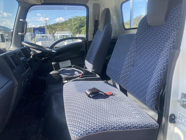 タイタントラック ２ｔ積・ワイド・超ロング・平ボディ・ＡＥＢＳカメラ　２ｔ積　ワイド　超ロング　平ボディ　ＡＥＢＳカメラ　プリクラッシュセーフティ　レーンディパーチャーアラート　坂道発進補助装置　メッキパーツ　Ｂｌｕｅｔｏｏｔｈ付オーディオ　キーレス　超ロング５ｍボディ（32枚目）