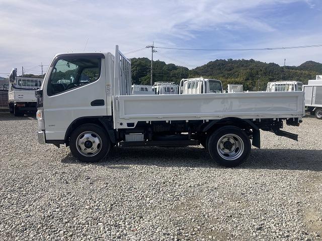 キャンター ３ｔ積・平ボディ・バックカメラ・ナビ・５ＭＴ　３ｔ積・平ボディ・バックカメラ・ナビ・５ＭＴ・荷台鉄板張り・床フック３対・メッキパーツ・電格ミラー・キーレス・フォグ・ゲートチェーン・ＥＴＣ・運転席アームレスト・荷台内寸３１２１　Ｗ１８０６　Ｈ３７３（4枚目）