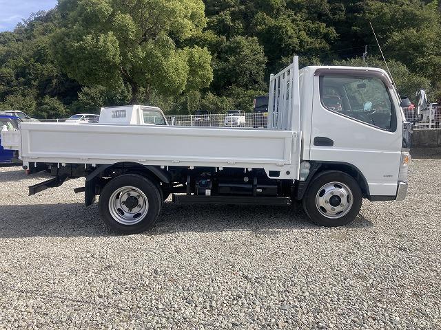 キャンター ３ｔ積・平ボディ・バックカメラ・ナビ・５ＭＴ　３ｔ積・平ボディ・バックカメラ・ナビ・５ＭＴ・荷台鉄板張り・床フック３対・メッキパーツ・電格ミラー・キーレス・フォグ・ゲートチェーン・ＥＴＣ・運転席アームレスト・荷台内寸３１２１　Ｗ１８０６　Ｈ３７３（5枚目）