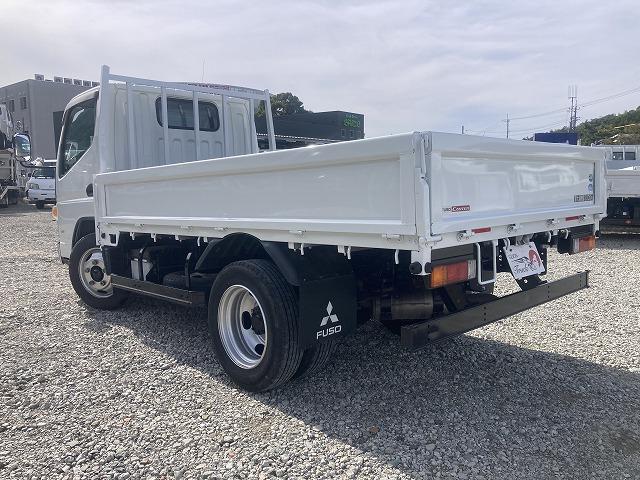 キャンター ３ｔ積・平ボディ・バックカメラ・ナビ・５ＭＴ　３ｔ積・平ボディ・バックカメラ・ナビ・５ＭＴ・荷台鉄板張り・床フック３対・メッキパーツ・電格ミラー・キーレス・フォグ・ゲートチェーン・ＥＴＣ・運転席アームレスト・荷台内寸３１２１　Ｗ１８０６　Ｈ３７３（6枚目）