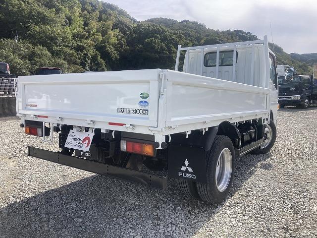 キャンター ３ｔ積・平ボディ・バックカメラ・ナビ・５ＭＴ　３ｔ積・平ボディ・バックカメラ・ナビ・５ＭＴ・荷台鉄板張り・床フック３対・メッキパーツ・電格ミラー・キーレス・フォグ・ゲートチェーン・ＥＴＣ・運転席アームレスト・荷台内寸３１２１　Ｗ１８０６　Ｈ３７３（8枚目）