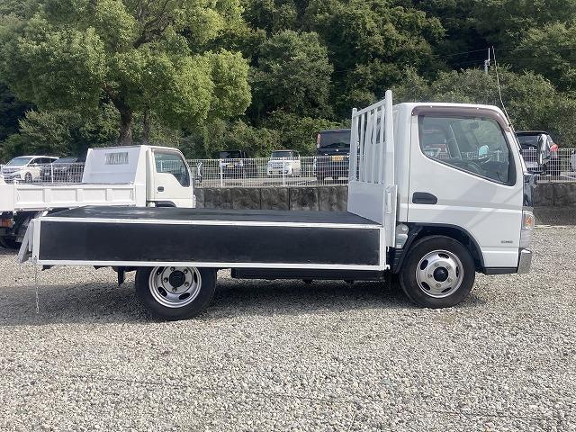 キャンター ３ｔ積・平ボディ・バックカメラ・ナビ・５ＭＴ　３ｔ積・平ボディ・バックカメラ・ナビ・５ＭＴ・荷台鉄板張り・床フック３対・メッキパーツ・電格ミラー・キーレス・フォグ・ゲートチェーン・ＥＴＣ・運転席アームレスト・荷台内寸３１２１　Ｗ１８０６　Ｈ３７３（11枚目）