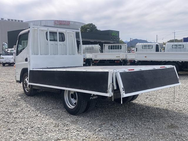 キャンター ３ｔ積・平ボディ・バックカメラ・ナビ・５ＭＴ　３ｔ積・平ボディ・バックカメラ・ナビ・５ＭＴ・荷台鉄板張り・床フック３対・メッキパーツ・電格ミラー・キーレス・フォグ・ゲートチェーン・ＥＴＣ・運転席アームレスト・荷台内寸３１２１　Ｗ１８０６　Ｈ３７３（13枚目）