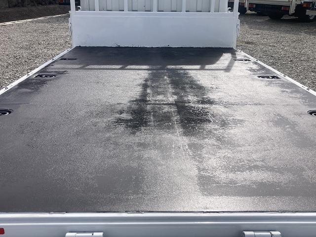 キャンター ３ｔ積・平ボディ・バックカメラ・ナビ・５ＭＴ　３ｔ積・平ボディ・バックカメラ・ナビ・５ＭＴ・荷台鉄板張り・床フック３対・メッキパーツ・電格ミラー・キーレス・フォグ・ゲートチェーン・ＥＴＣ・運転席アームレスト・荷台内寸３１２１　Ｗ１８０６　Ｈ３７３（16枚目）