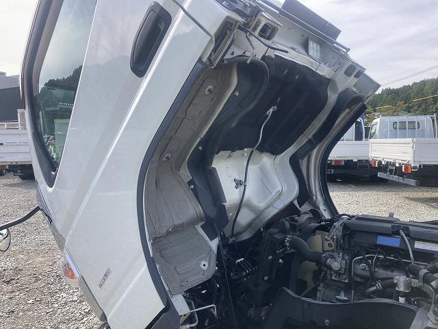 キャンター ３ｔ積・平ボディ・バックカメラ・ナビ・５ＭＴ　３ｔ積・平ボディ・バックカメラ・ナビ・５ＭＴ・荷台鉄板張り・床フック３対・メッキパーツ・電格ミラー・キーレス・フォグ・ゲートチェーン・ＥＴＣ・運転席アームレスト・荷台内寸３１２１　Ｗ１８０６　Ｈ３７３（18枚目）