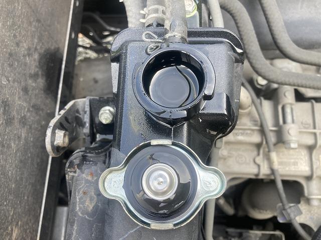 キャンター ３ｔ積・平ボディ・バックカメラ・ナビ・５ＭＴ　３ｔ積・平ボディ・バックカメラ・ナビ・５ＭＴ・荷台鉄板張り・床フック３対・メッキパーツ・電格ミラー・キーレス・フォグ・ゲートチェーン・ＥＴＣ・運転席アームレスト・荷台内寸３１２１　Ｗ１８０６　Ｈ３７３（20枚目）