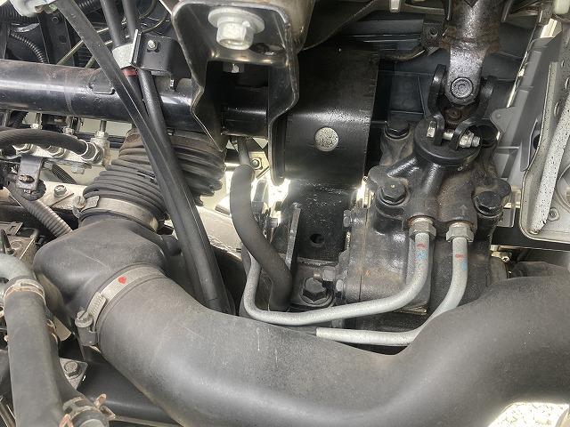 キャンター ３ｔ積・平ボディ・バックカメラ・ナビ・５ＭＴ　３ｔ積・平ボディ・バックカメラ・ナビ・５ＭＴ・荷台鉄板張り・床フック３対・メッキパーツ・電格ミラー・キーレス・フォグ・ゲートチェーン・ＥＴＣ・運転席アームレスト・荷台内寸３１２１　Ｗ１８０６　Ｈ３７３（22枚目）