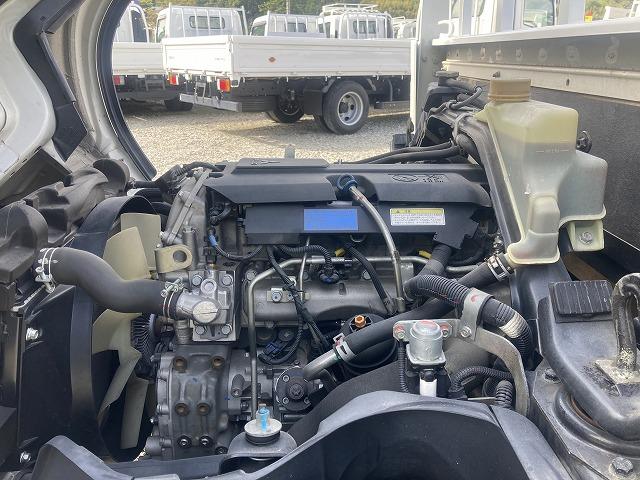 キャンター ３ｔ積・平ボディ・バックカメラ・ナビ・５ＭＴ　３ｔ積・平ボディ・バックカメラ・ナビ・５ＭＴ・荷台鉄板張り・床フック３対・メッキパーツ・電格ミラー・キーレス・フォグ・ゲートチェーン・ＥＴＣ・運転席アームレスト・荷台内寸３１２１　Ｗ１８０６　Ｈ３７３（23枚目）