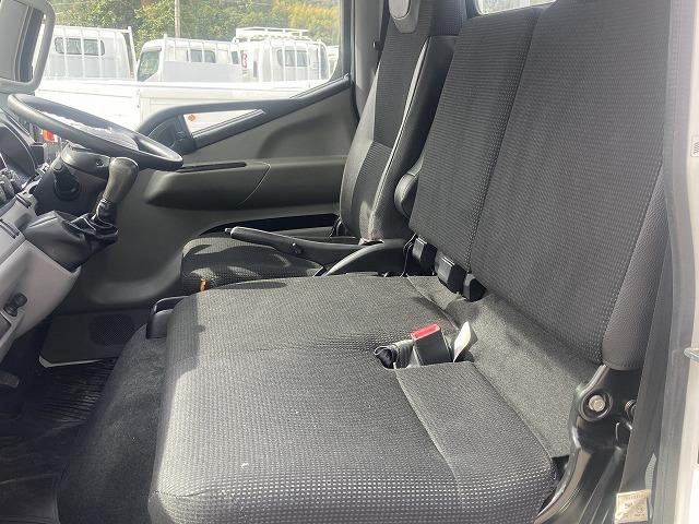 キャンター ３ｔ積・平ボディ・バックカメラ・ナビ・５ＭＴ　３ｔ積・平ボディ・バックカメラ・ナビ・５ＭＴ・荷台鉄板張り・床フック３対・メッキパーツ・電格ミラー・キーレス・フォグ・ゲートチェーン・ＥＴＣ・運転席アームレスト・荷台内寸３１２１　Ｗ１８０６　Ｈ３７３（28枚目）