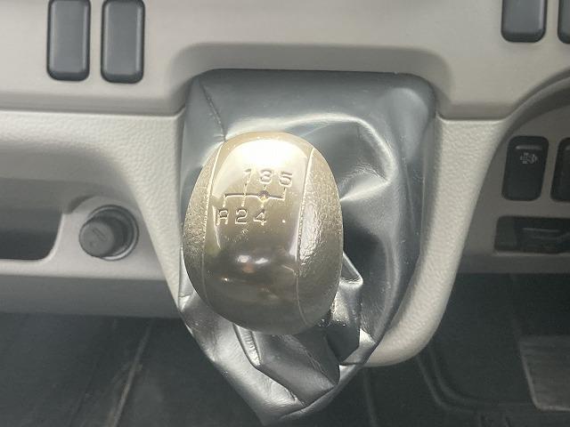 キャンター ３ｔ積・平ボディ・バックカメラ・ナビ・５ＭＴ　３ｔ積・平ボディ・バックカメラ・ナビ・５ＭＴ・荷台鉄板張り・床フック３対・メッキパーツ・電格ミラー・キーレス・フォグ・ゲートチェーン・ＥＴＣ・運転席アームレスト・荷台内寸３１２１　Ｗ１８０６　Ｈ３７３（31枚目）