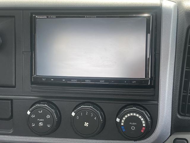 キャンター ３ｔ積・平ボディ・バックカメラ・ナビ・５ＭＴ　３ｔ積・平ボディ・バックカメラ・ナビ・５ＭＴ・荷台鉄板張り・床フック３対・メッキパーツ・電格ミラー・キーレス・フォグ・ゲートチェーン・ＥＴＣ・運転席アームレスト・荷台内寸３１２１　Ｗ１８０６　Ｈ３７３（32枚目）