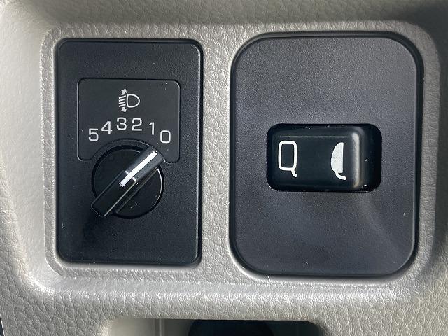 キャンター ３ｔ積・平ボディ・バックカメラ・ナビ・５ＭＴ　３ｔ積・平ボディ・バックカメラ・ナビ・５ＭＴ・荷台鉄板張り・床フック３対・メッキパーツ・電格ミラー・キーレス・フォグ・ゲートチェーン・ＥＴＣ・運転席アームレスト・荷台内寸３１２１　Ｗ１８０６　Ｈ３７３（33枚目）