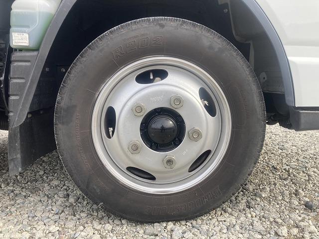 キャンター ３ｔ積・平ボディ・バックカメラ・ナビ・５ＭＴ　３ｔ積・平ボディ・バックカメラ・ナビ・５ＭＴ・荷台鉄板張り・床フック３対・メッキパーツ・電格ミラー・キーレス・フォグ・ゲートチェーン・ＥＴＣ・運転席アームレスト・荷台内寸３１２１　Ｗ１８０６　Ｈ３７３（36枚目）