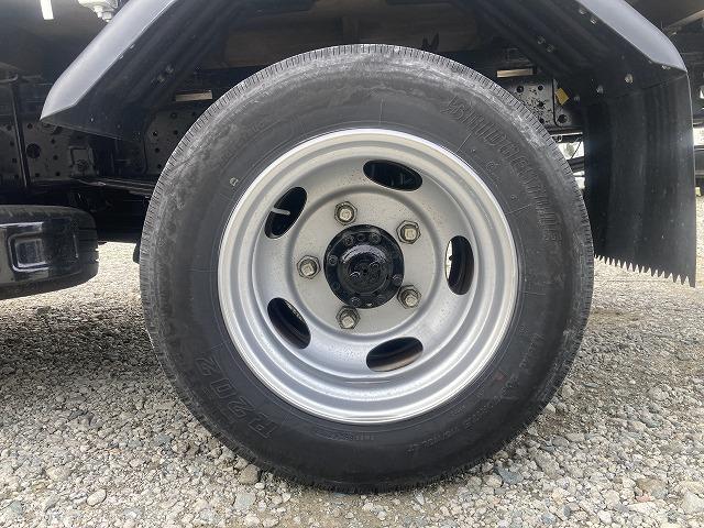 キャンター ３ｔ積・平ボディ・バックカメラ・ナビ・５ＭＴ　３ｔ積・平ボディ・バックカメラ・ナビ・５ＭＴ・荷台鉄板張り・床フック３対・メッキパーツ・電格ミラー・キーレス・フォグ・ゲートチェーン・ＥＴＣ・運転席アームレスト・荷台内寸３１２１　Ｗ１８０６　Ｈ３７３（38枚目）