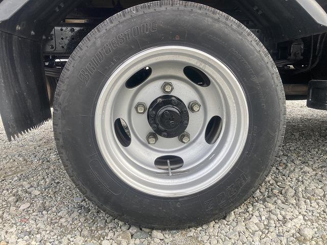 キャンター ３ｔ積・平ボディ・バックカメラ・ナビ・５ＭＴ　３ｔ積・平ボディ・バックカメラ・ナビ・５ＭＴ・荷台鉄板張り・床フック３対・メッキパーツ・電格ミラー・キーレス・フォグ・ゲートチェーン・ＥＴＣ・運転席アームレスト・荷台内寸３１２１　Ｗ１８０６　Ｈ３７３（39枚目）