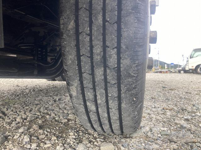 キャンター ３ｔ積・平ボディ・バックカメラ・ナビ・５ＭＴ　３ｔ積・平ボディ・バックカメラ・ナビ・５ＭＴ・荷台鉄板張り・床フック３対・メッキパーツ・電格ミラー・キーレス・フォグ・ゲートチェーン・ＥＴＣ・運転席アームレスト・荷台内寸３１２１　Ｗ１８０６　Ｈ３７３（41枚目）