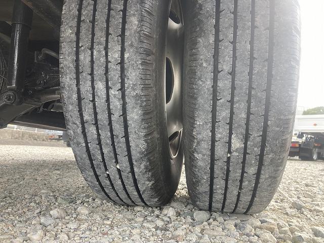 キャンター ３ｔ積・平ボディ・バックカメラ・ナビ・５ＭＴ　３ｔ積・平ボディ・バックカメラ・ナビ・５ＭＴ・荷台鉄板張り・床フック３対・メッキパーツ・電格ミラー・キーレス・フォグ・ゲートチェーン・ＥＴＣ・運転席アームレスト・荷台内寸３１２１　Ｗ１８０６　Ｈ３７３（42枚目）