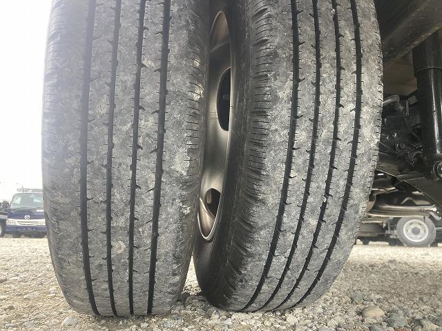 キャンター ３ｔ積・平ボディ・バックカメラ・ナビ・５ＭＴ　３ｔ積・平ボディ・バックカメラ・ナビ・５ＭＴ・荷台鉄板張り・床フック３対・メッキパーツ・電格ミラー・キーレス・フォグ・ゲートチェーン・ＥＴＣ・運転席アームレスト・荷台内寸３１２１　Ｗ１８０６　Ｈ３７３（43枚目）