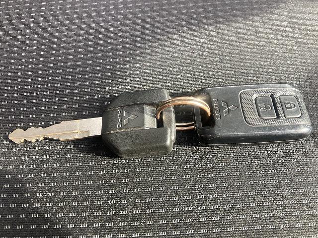 キャンター ３ｔ積・平ボディ・バックカメラ・ナビ・５ＭＴ　３ｔ積・平ボディ・バックカメラ・ナビ・５ＭＴ・荷台鉄板張り・床フック３対・メッキパーツ・電格ミラー・キーレス・フォグ・ゲートチェーン・ＥＴＣ・運転席アームレスト・荷台内寸３１２１　Ｗ１８０６　Ｈ３７３（45枚目）