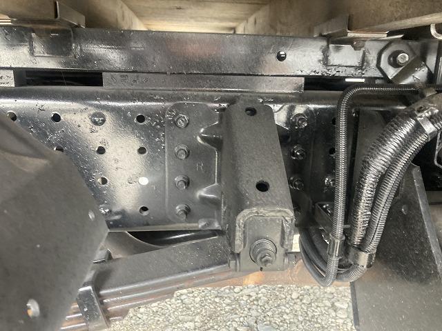 キャンター ３ｔ積・平ボディ・バックカメラ・ナビ・５ＭＴ　３ｔ積・平ボディ・バックカメラ・ナビ・５ＭＴ・荷台鉄板張り・床フック３対・メッキパーツ・電格ミラー・キーレス・フォグ・ゲートチェーン・ＥＴＣ・運転席アームレスト・荷台内寸３１２１　Ｗ１８０６　Ｈ３７３（46枚目）