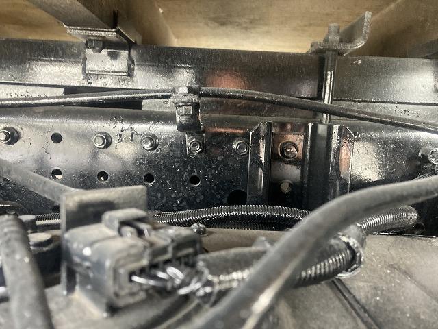 キャンター ３ｔ積・平ボディ・バックカメラ・ナビ・５ＭＴ　３ｔ積・平ボディ・バックカメラ・ナビ・５ＭＴ・荷台鉄板張り・床フック３対・メッキパーツ・電格ミラー・キーレス・フォグ・ゲートチェーン・ＥＴＣ・運転席アームレスト・荷台内寸３１２１　Ｗ１８０６　Ｈ３７３（47枚目）