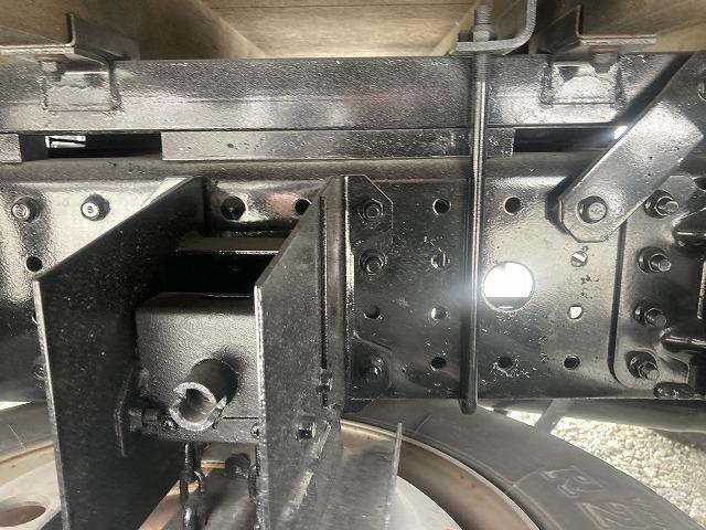 キャンター ３ｔ積・平ボディ・バックカメラ・ナビ・５ＭＴ　３ｔ積・平ボディ・バックカメラ・ナビ・５ＭＴ・荷台鉄板張り・床フック３対・メッキパーツ・電格ミラー・キーレス・フォグ・ゲートチェーン・ＥＴＣ・運転席アームレスト・荷台内寸３１２１　Ｗ１８０６　Ｈ３７３（48枚目）